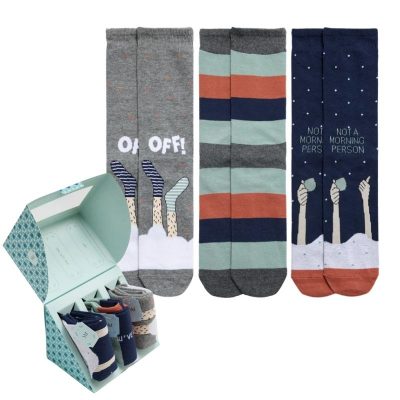 Pack regalo de 3 calcetines para hombre Ysabel Mora Not a Morning Person con estampados gráficos y caja decorativa exclusiva