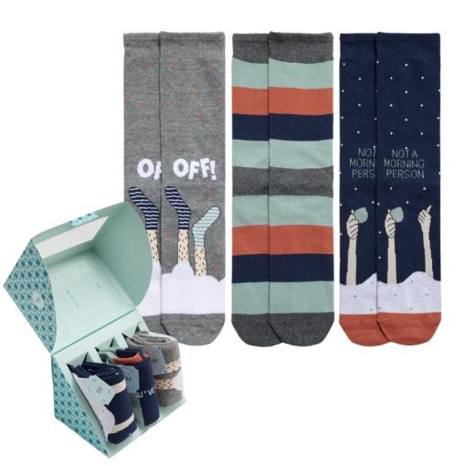 Pack regalo de 3 calcetines para hombre Ysabel Mora Not a Morning Person con estampados gráficos y caja decorativa exclusiva
