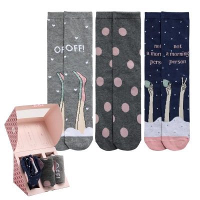 Pack regalo de 3 calcetines para mujer Ysabel Mora Not a Morning Person con estampados gráficos y caja decorativa exclusiva
