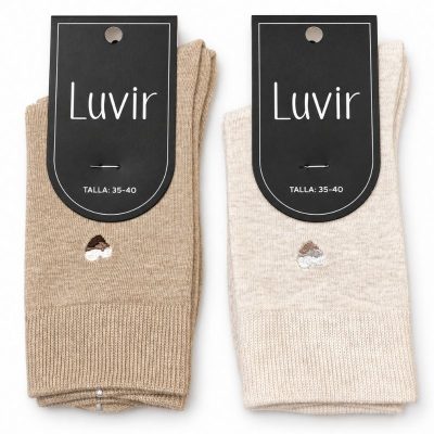 Calcetines de mujer Luvír LV01 con corazón bordado en colores arena y beige sobre fondo blanco